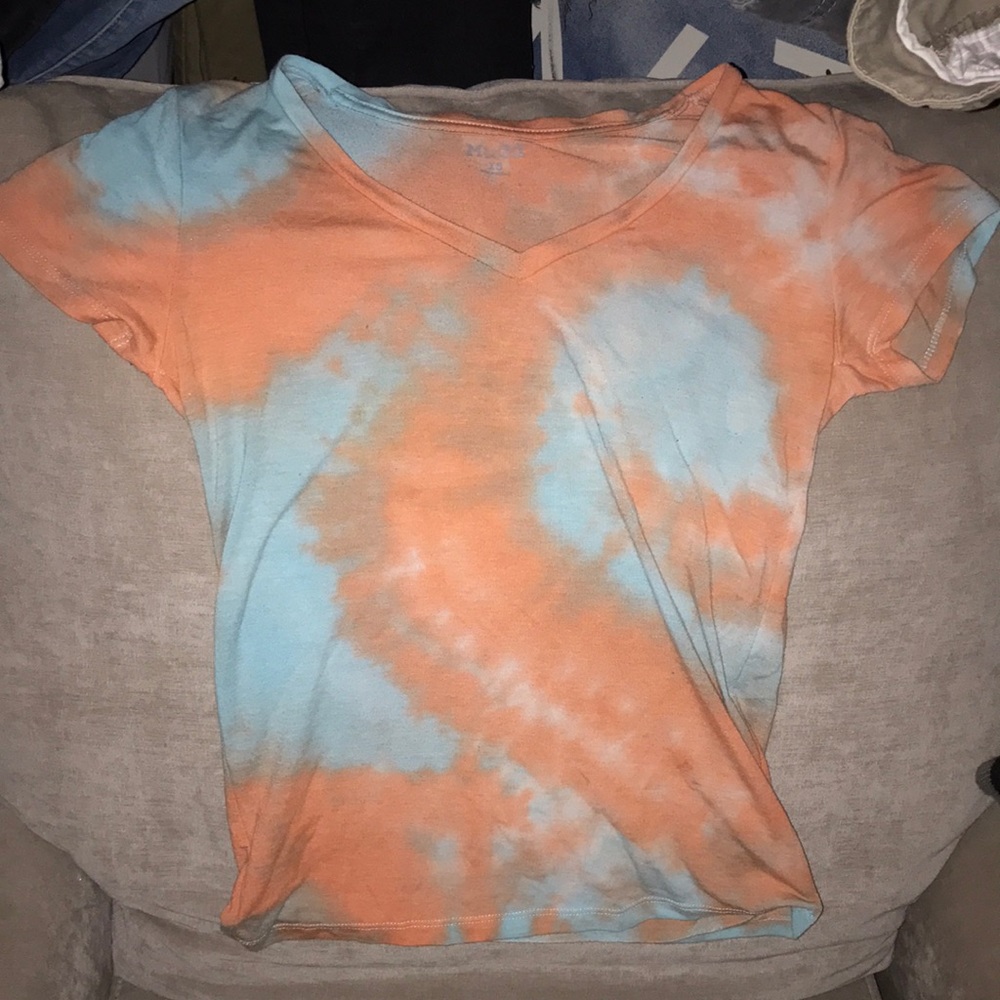 Tie-die v-neck shirt